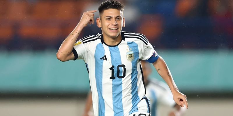 Claudio Echeverri: "Tiểu Messi" Mới Của Argentina Có Gì Đặc Biệt? 7 Echeverri  với nhiều điểm tương đồng với Messi